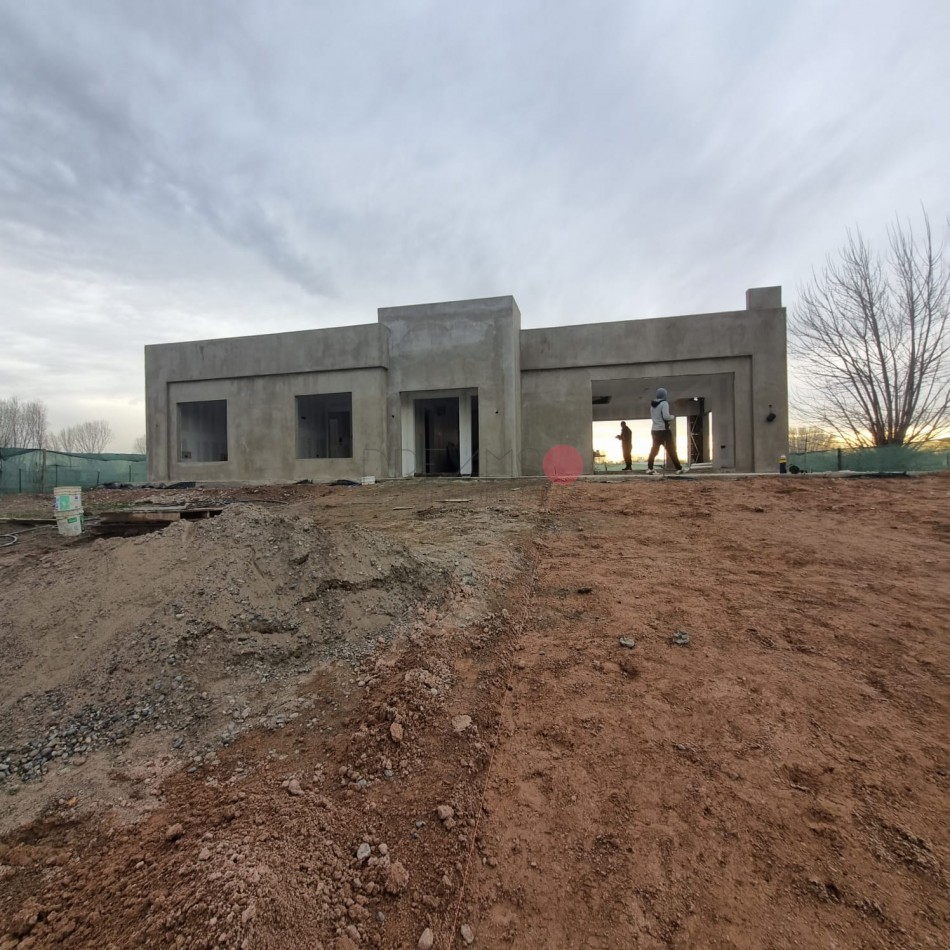 VENTA CASA 3 HAB - FONDO DE CANCHA y LAGUNA - LOS CANALES DE PLOTTIER